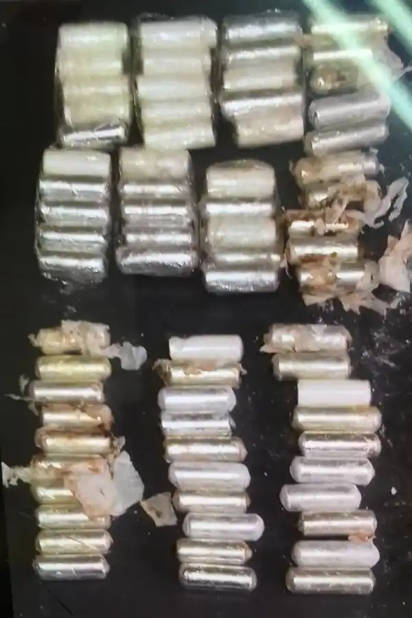 SECUESTRO. La cocaína estaba envuelta en plástico y papel higiénico. 