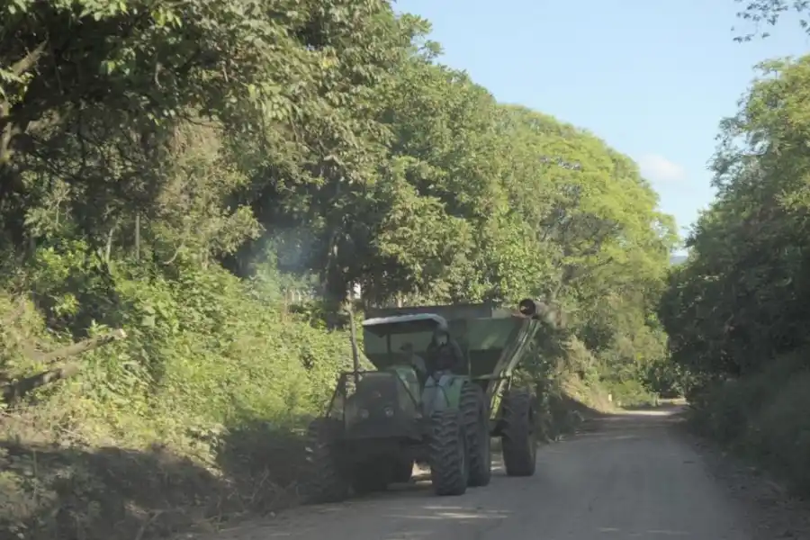 PROBLEMA. Abad explicó que a veces el agua desborda las cunetas, se cruza por la calzada y la erosiona.  la gaceta / fotos de  franco vera