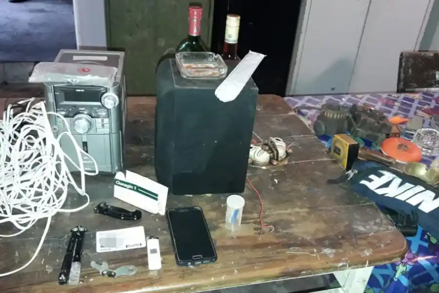 Robaban en una casa de El Mollar, llegó la Policía y se escondieron debajo de las camas