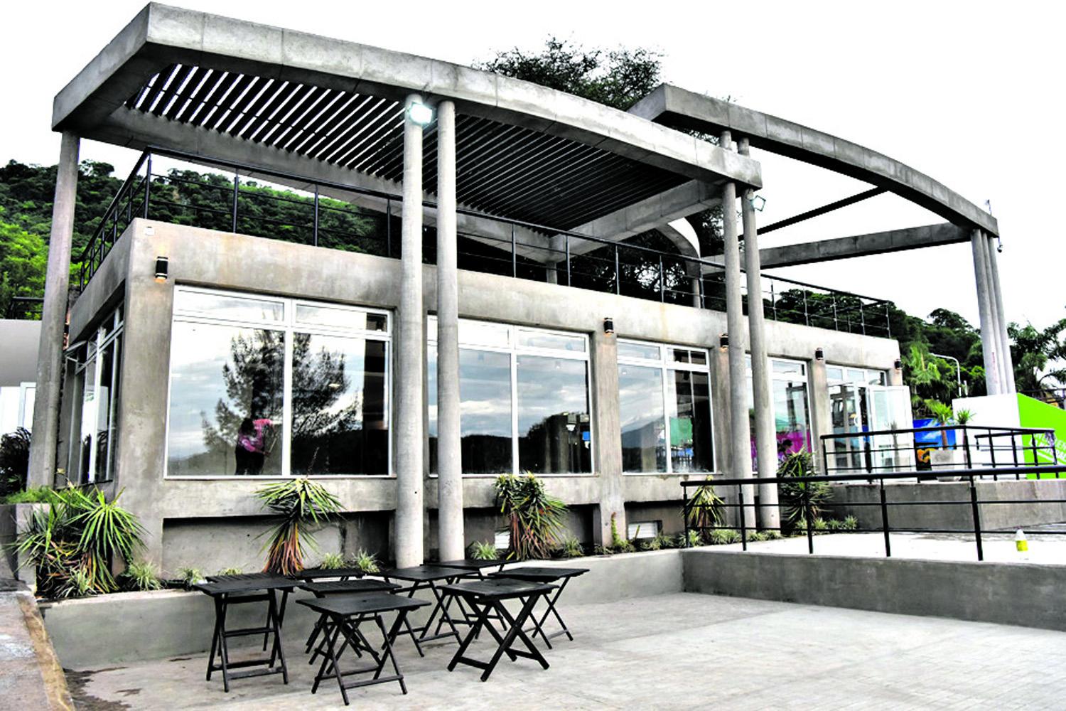 El edificio del nuevo restaurante Clara tiene tres niveles de terraza para admirar el paisaje