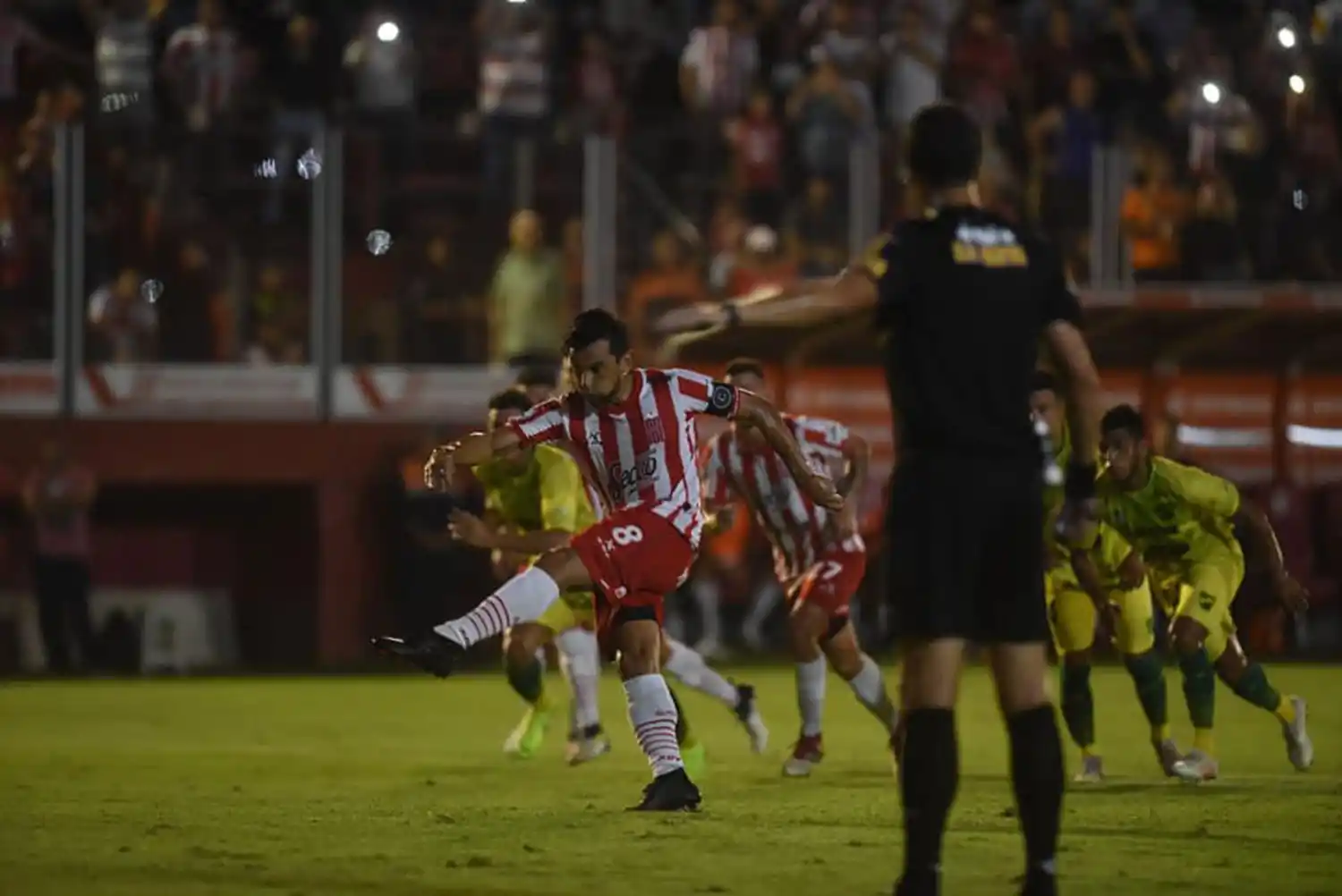 NO FALLÓ. Costa marcó de penal para San Martín.