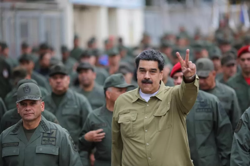 CERCADO. Maduro tiene al Ejército, pero la presión exterior es enorme. reuters 