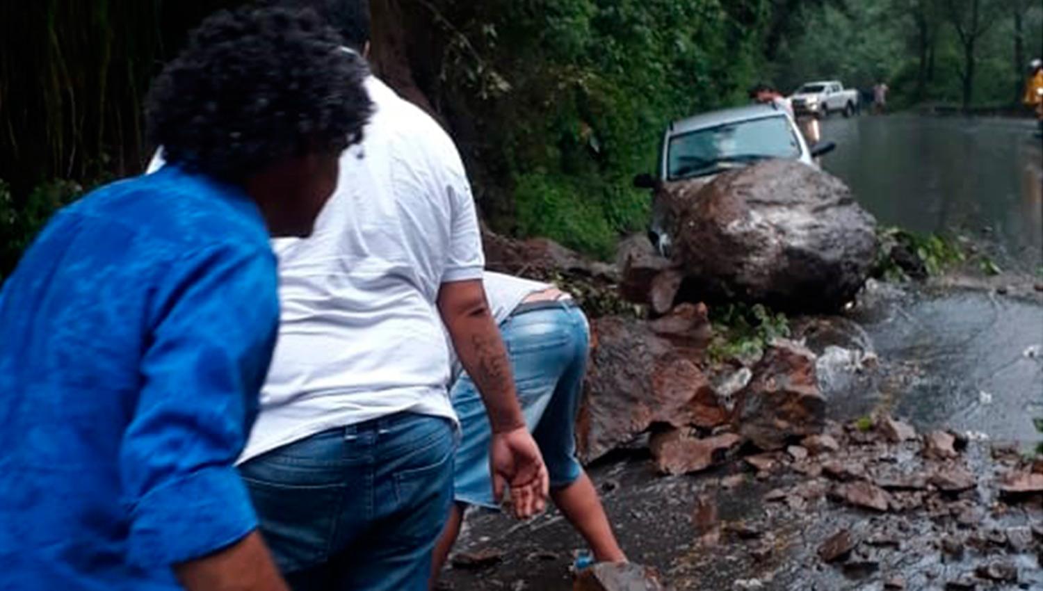 Una piedra aplastó un auto en la ruta 307, camino a Tafí del Valle
