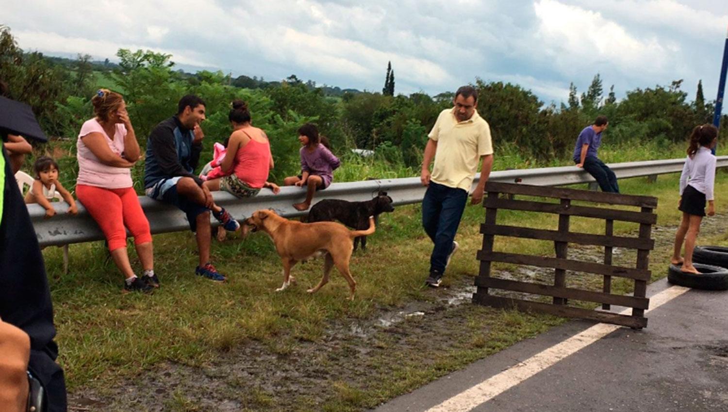 RUTA CORTADA. Familias que viven al costado de La Sevillanita exigen ayuda por sus casas inundadas.