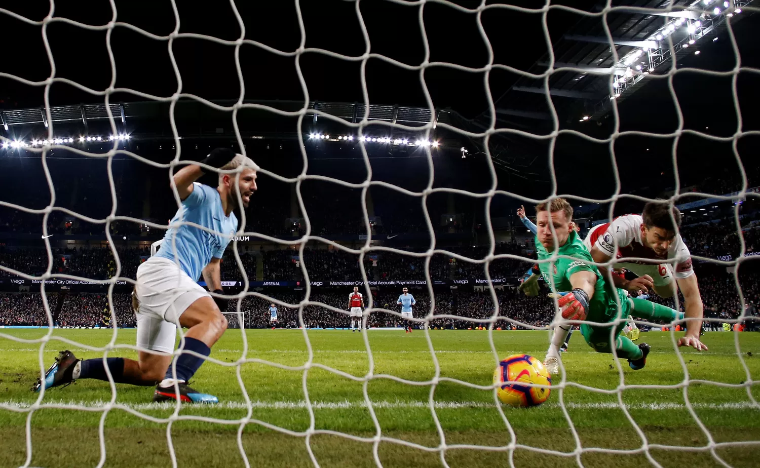 GOLEADOR. El Kun Agüero marcó los tres goles del triunfo de Manchester City.