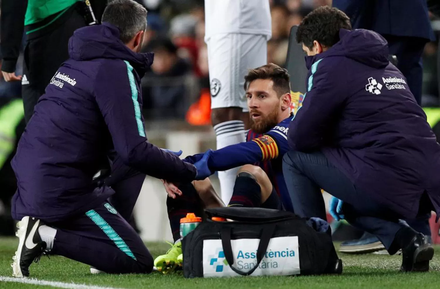 LESIONADO. Los médicos debieron atender a Messi.
