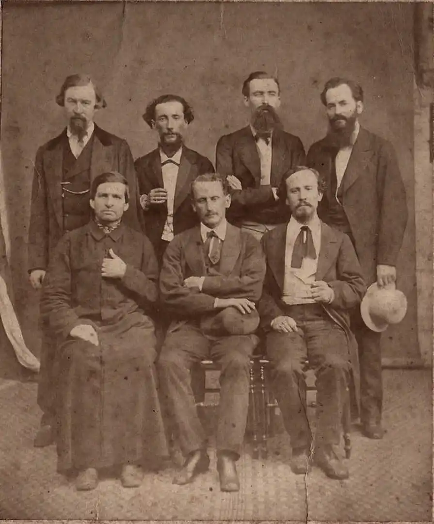  BENJAMIN VILLAFAÑE. Sentado, al centro, el ex gobernador aparece durante su rectorado del Colegio Nacional, rodeado de profesores