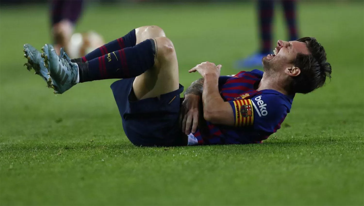 DOLORIDO. Messi no pudo seguir jugando el sábado y está en duda para el duelo del miércoles.