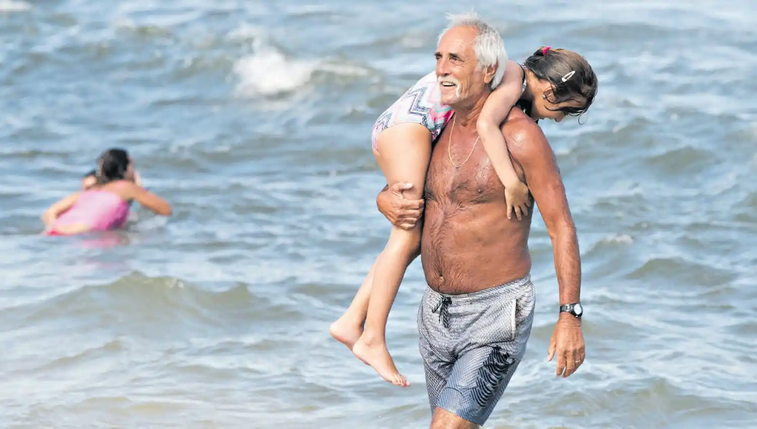 VILLA GESELL. El balneario atrae personas de todas las edades dispuestas a disfrutar del sol y el mar.