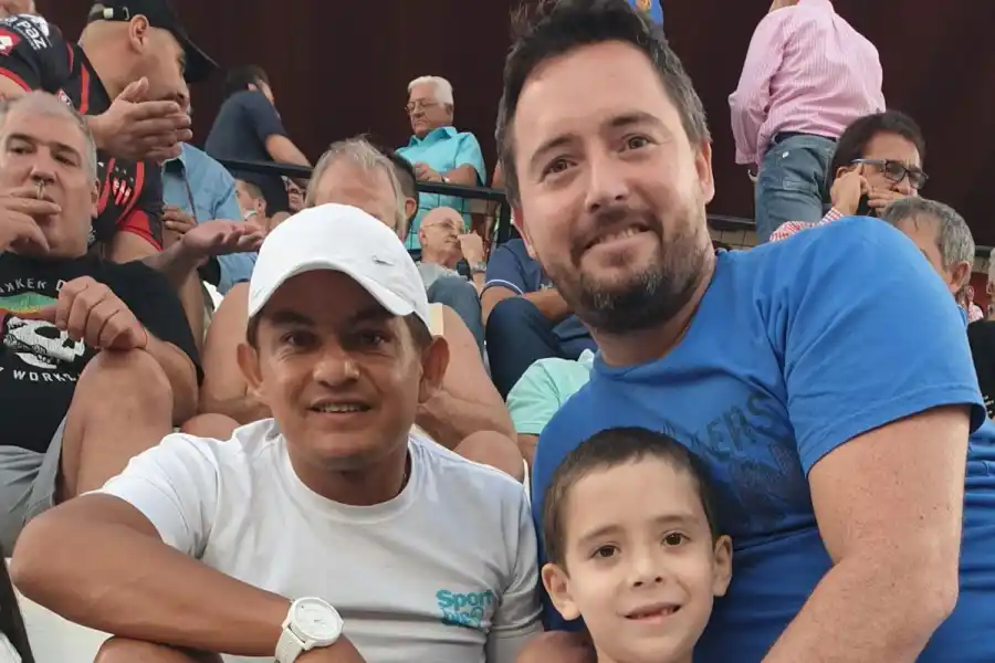 JUNTO A LOS HINCHAS. El Pulga en las tribunas junto a Alejandro y Santino Acevedo.