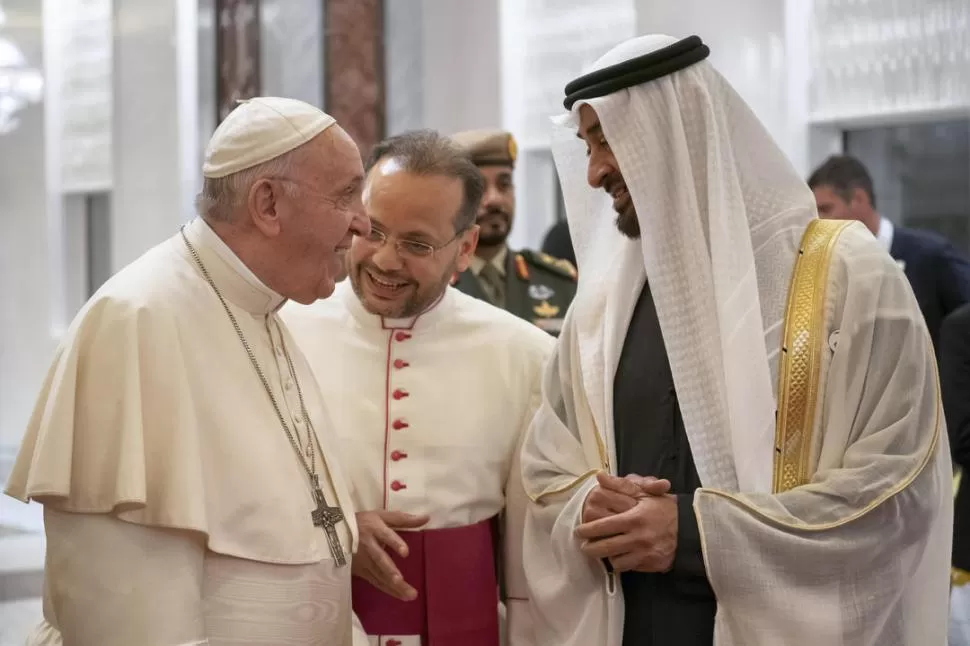 ABU DABI. Francisco es recibido por el príncipe heredero Zayed Al-Nahyan. reuters 