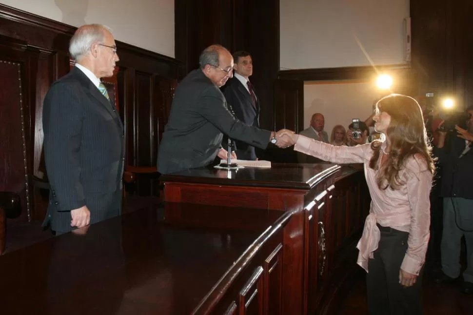 JURAMENTO DE 2008. Claudia Sbdar toma posesión del cargo de vocal de la Corte y se convierte en la primera mujer en acceder a ese puesto en Tucumán. la gaceta / foto de juan pablo sanchez noli (archivo) 
