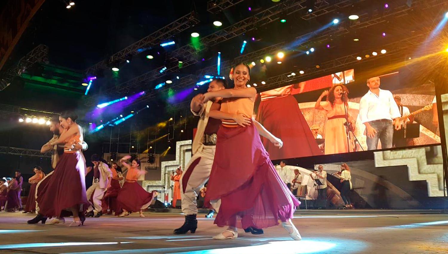 Los bailarines tucumanos desplegaron su talento en el escenario de Cosquín. 