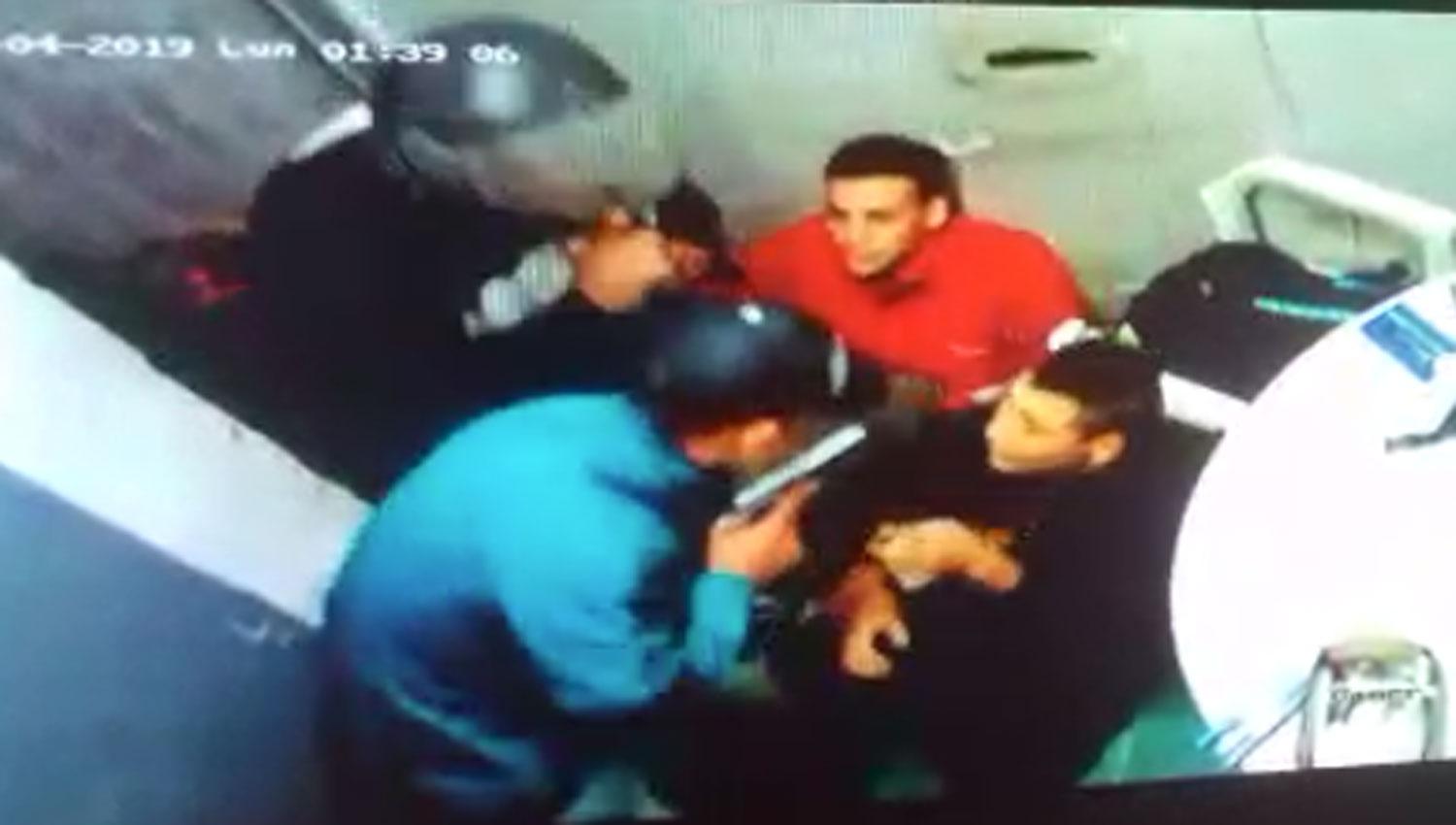 Video: golpearon a un policía y vaciaron la caja fuerte de una estación de servicio
