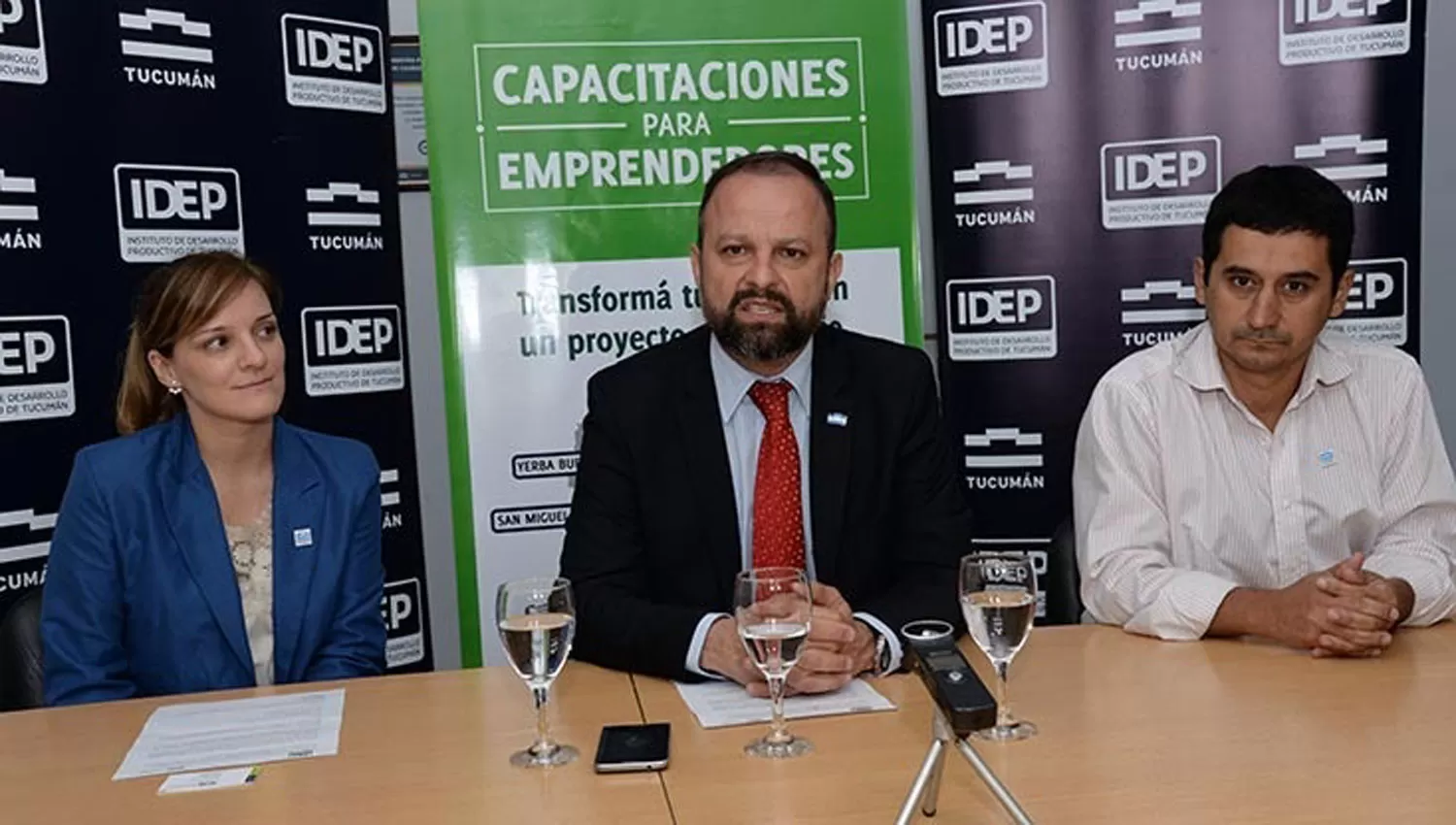 PRESENTADORES. Eliana Roda, Dirk Trotteyn y Roberto Martínez, del IDEP.