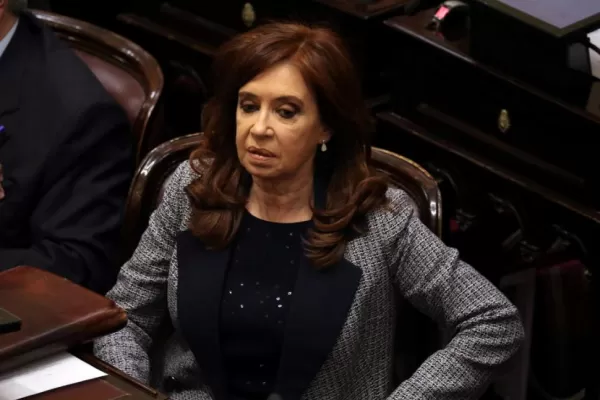 Cristina presenta un libro, define a Macri como el caos y aviva rumores de candidatura