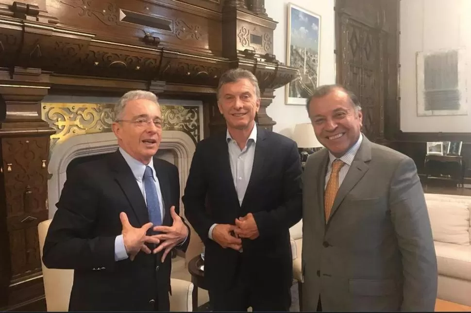 VISITA COLOMBIANA. Álvaro Uribe, Mauricio Macri y Álvaro Pava Camelo. Twitter Álvaro Uribe