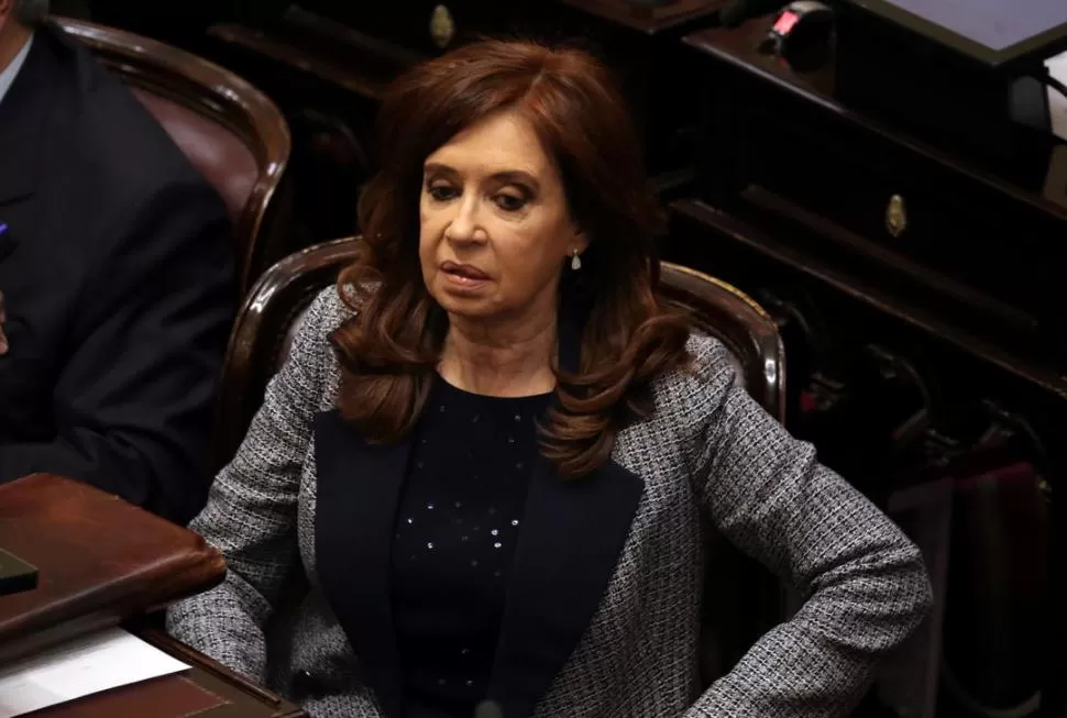 PRESIONADA. Cristina Kirchner en su banca del Senado. El Poder Judicial avanza sobre ella en varias causas. REUTERS