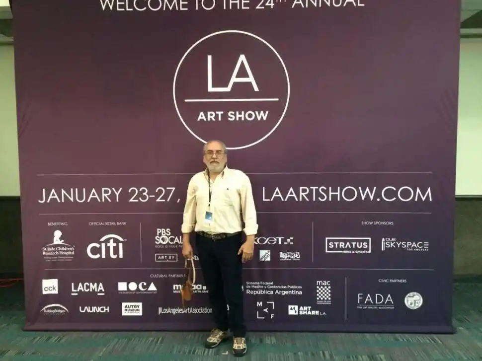 LA ART SHOW. Guillermo Rodríguez posa con el banner de la muestra.   