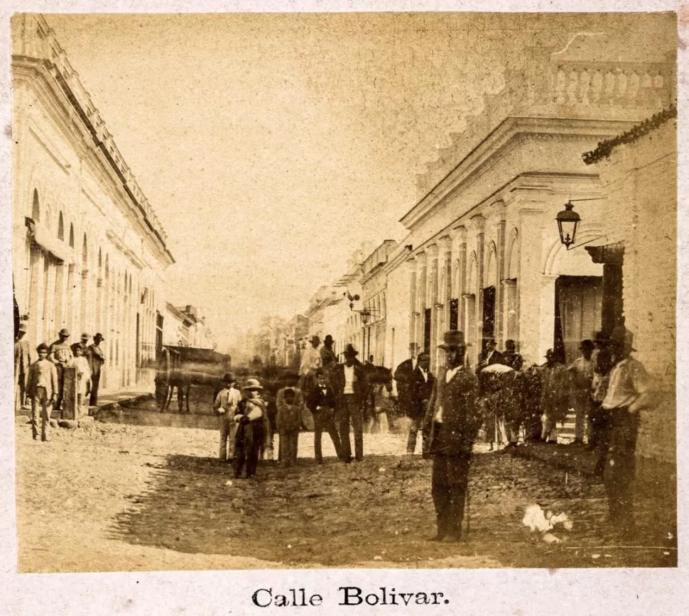 CALLE BOLÍVAR, HOY MENDOZA. Una fotografía de Angel Paganelli de 1870, registra su intersección con 25 de Mayo.