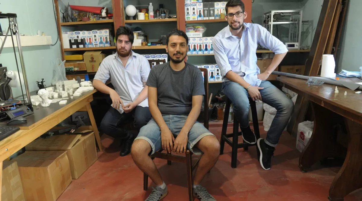 EMPRENDEDORES. Nicolás Rodríguez, Patricio Sandoval y Álvaro Bueno mostraron su taller de imprenta 3D.