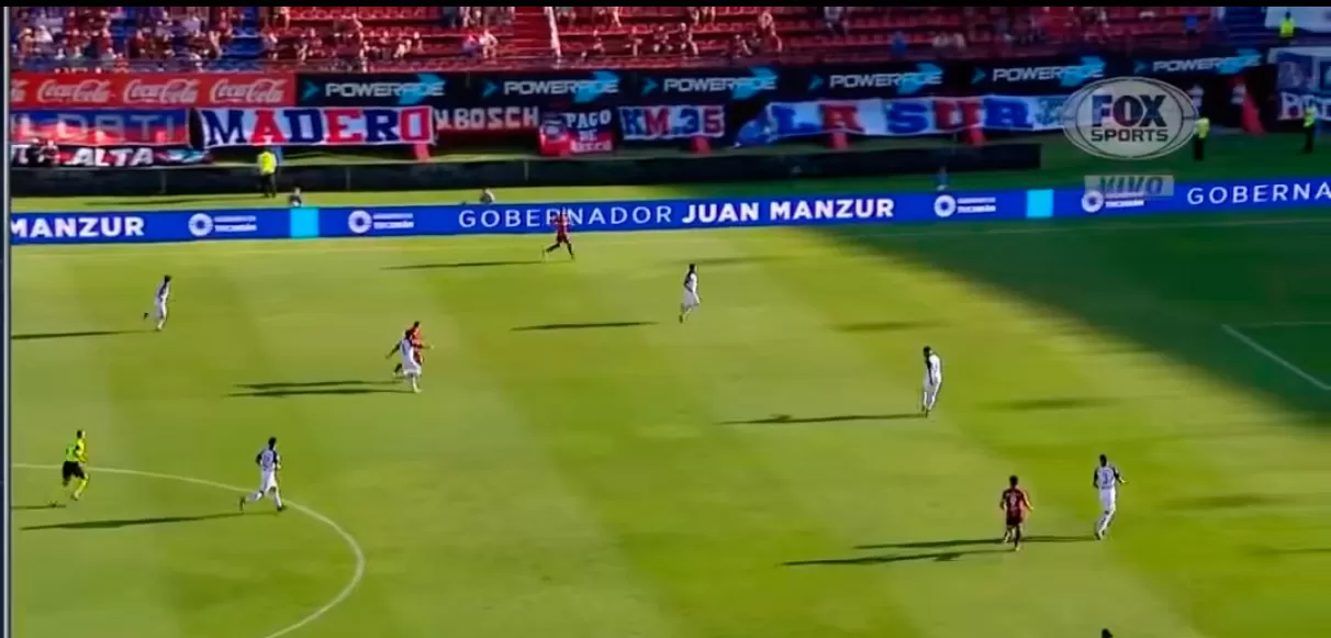 EN LOS ESTADIOS. El sábado, la publicidad oficial durante el partido entre San Lorenzo e Independiente.