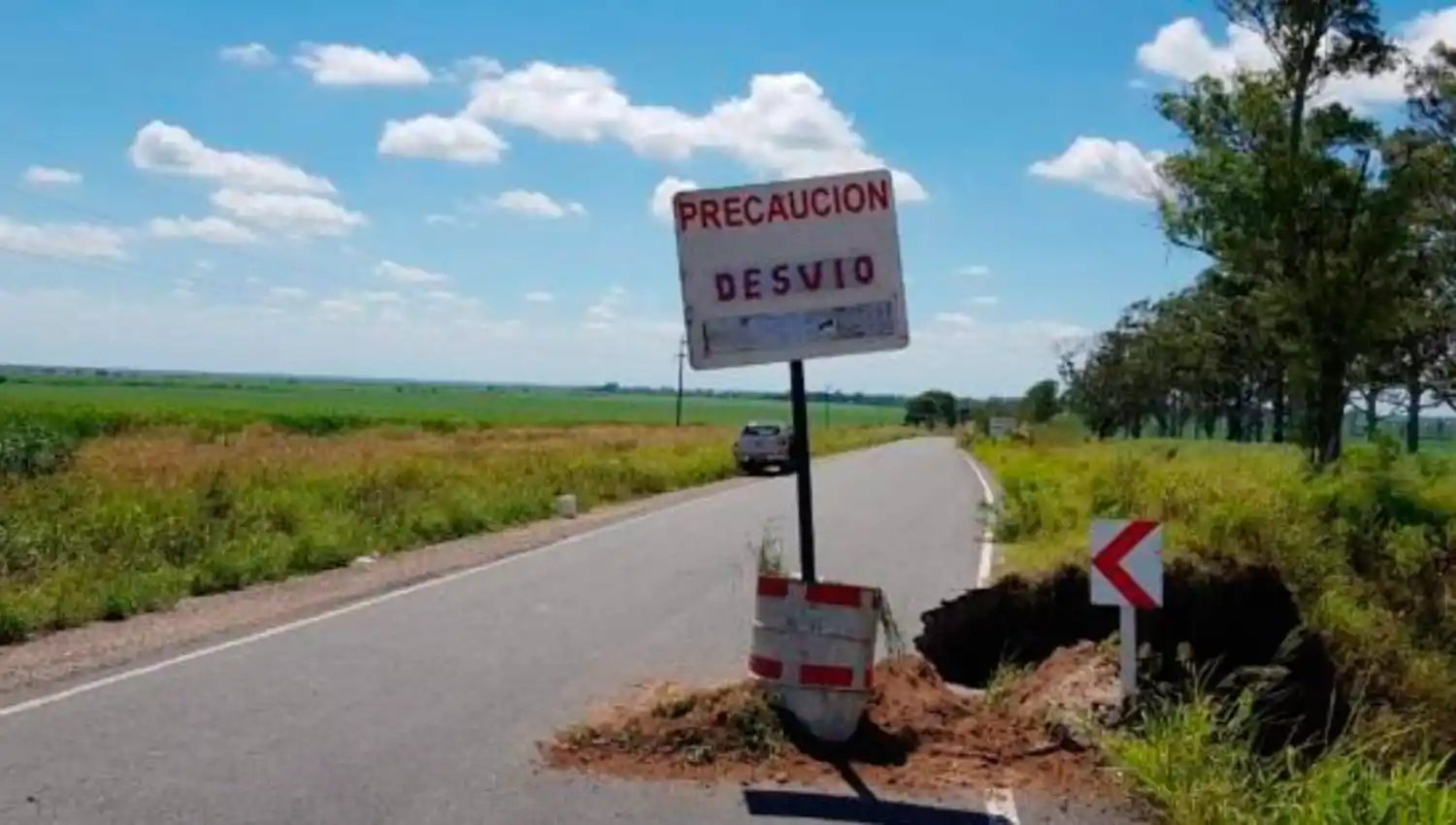 Pozo en la ruta 336 camino a Garmendia / FOTOS ENVIADAS A LG WHATSAPP