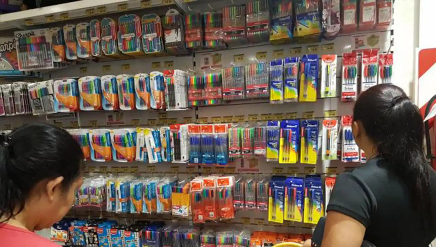 VUELTA A CLASES. Las librerías ya se encuentran listas para las compras de la gente.