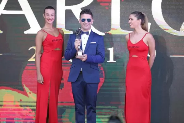 Miguel Martín y QV4 traen premios Carlos a Tucumán
