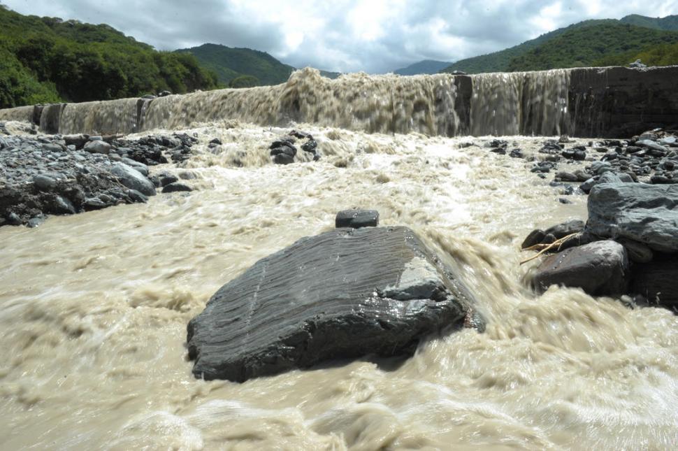 BADÉN. El río Choromoro se llevó el último tramo de la obra. El único colectivo que ingresaba a Potrero ya no pasa. Los vecinos temen por las futuras lluvias. captura de vídeo 