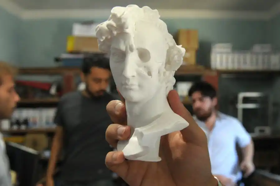 EMPRENDEDORES. Nicolás Rodríguez, Patricio Sandoval y Álvaro Bueno mostraron su taller de imprenta 3D.