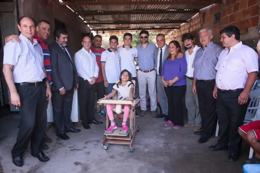 JUNTO A LAS AUTORIDADES. Milagros y los alumnos en el momento de la entrega de la silla.