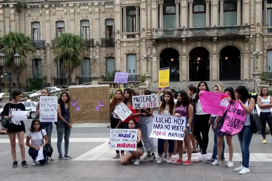 Mujeres autoconvocadas se manifestaron en contra de los femicidios