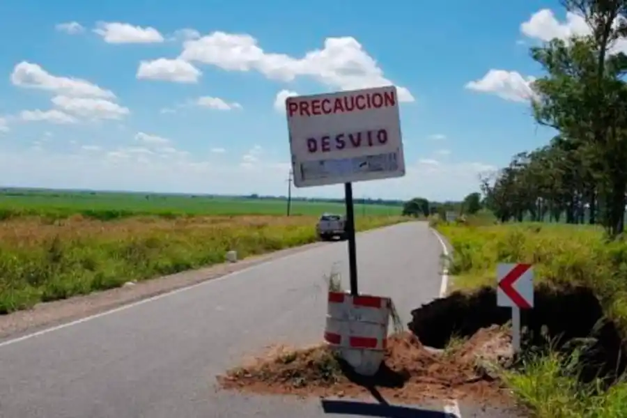 Pozo en la ruta 336 camino a Garmendia / FOTOS ENVIADAS A LG WHATSAPP