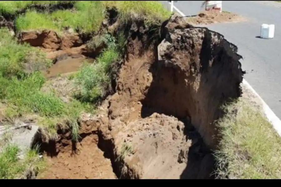 Pozo en la ruta 336 camino a Garmendia / FOTOS ENVIADAS A LG WHATSAPP