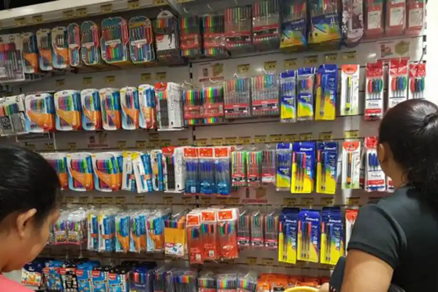 VUELTA A CLASES. Las librerías ya se encuentran listas para las compras de la gente.