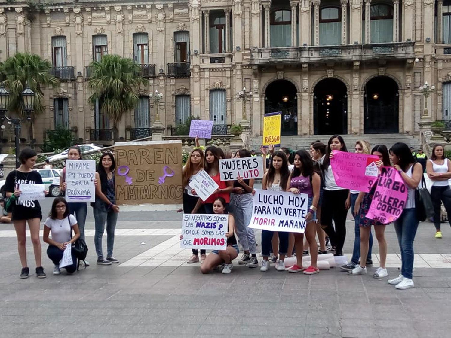 Mujeres autoconvocadas se manifestaron en contra de los femicidios