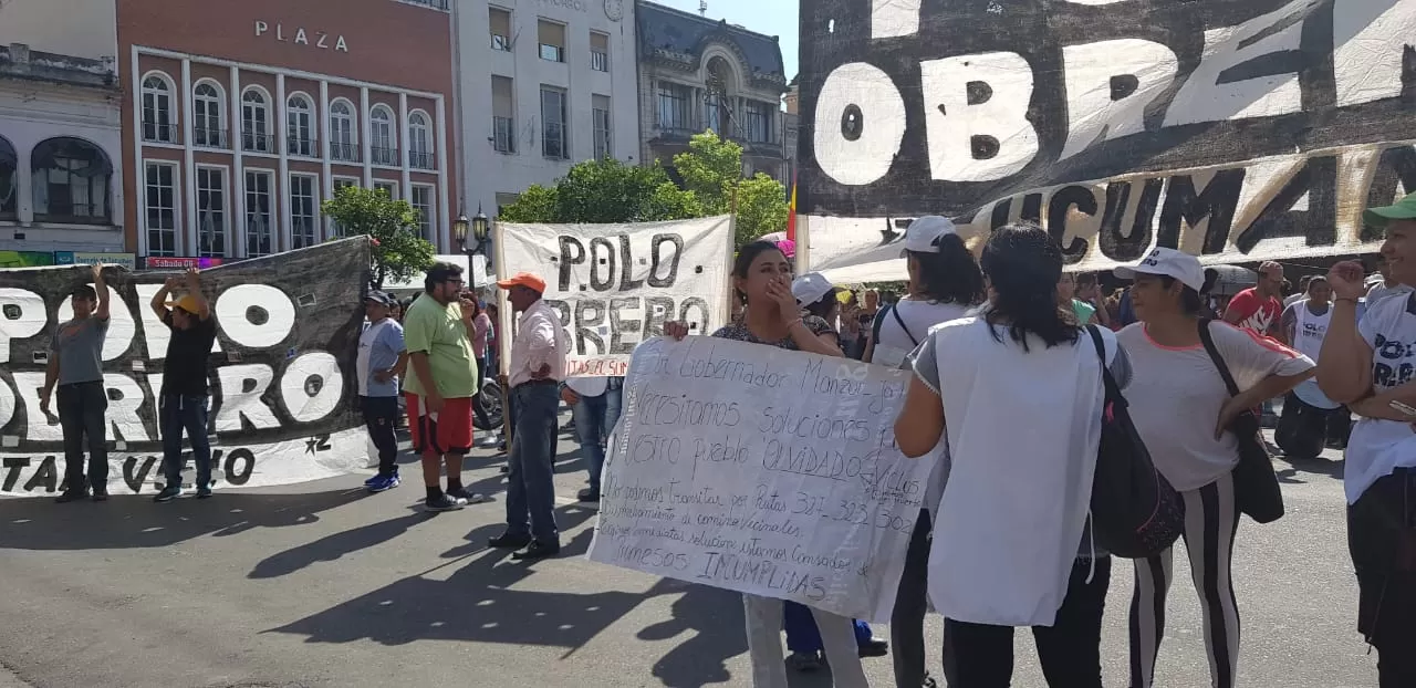 Protestan en la plaza Independencia contra las políticas del macrismo