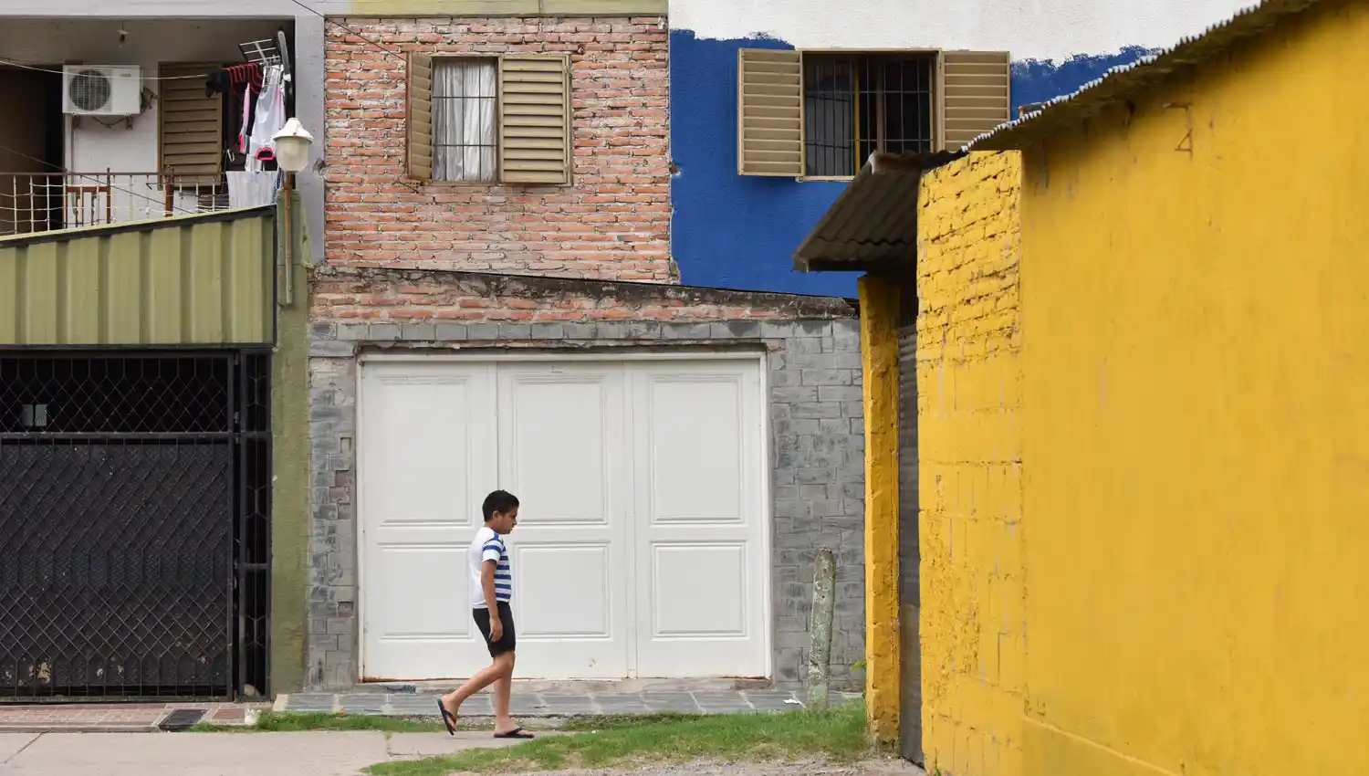 COLORES INTENSOS. Así lucen algunos de los departamentos del barrio El Gráfico; las obras siguen en otros.