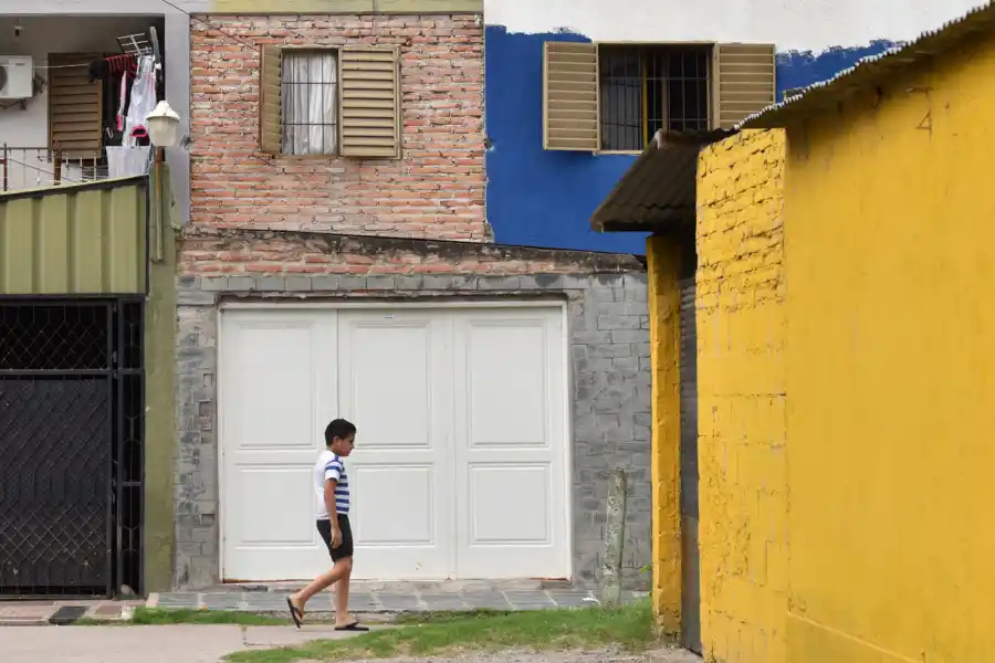 COLORES INTENSOS. Así lucen algunos de los departamentos del barrio El Gráfico; las obras siguen en otros.