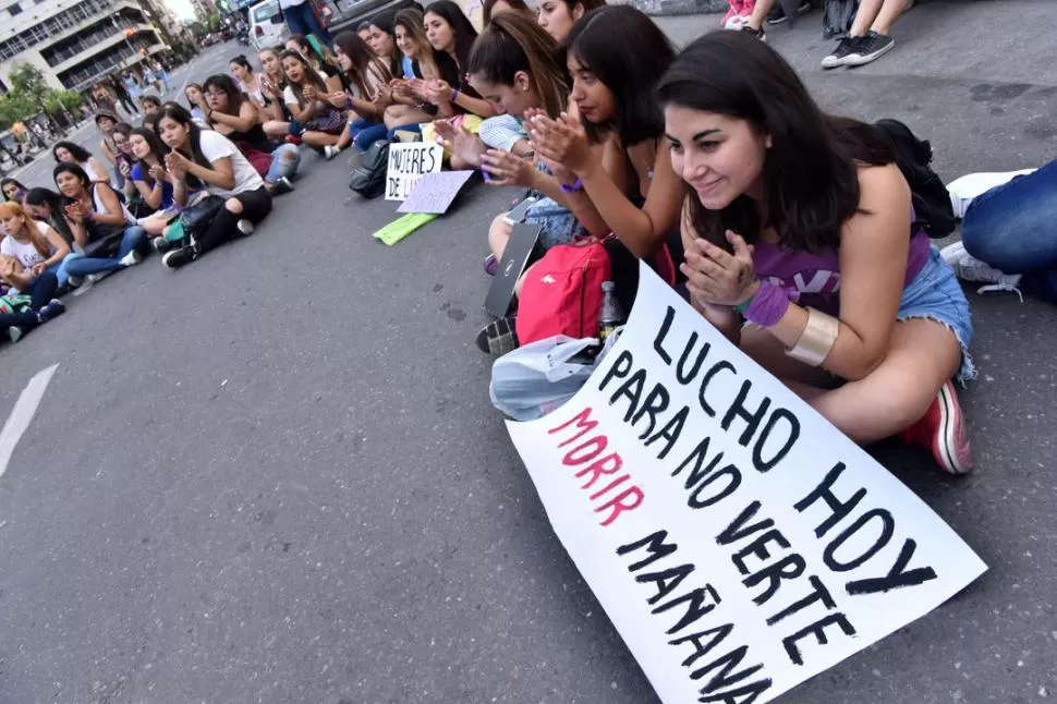 PLAZA INDEPENDENCIA. Alrededor de 100 mujeres se reunieron para decir basta a los femicidios en el país. la gaceta / foto de Inés Quinteros Orio