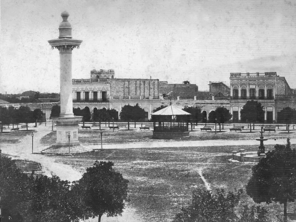 LA COLUMNA. Esta foto de Angel Paganelli tomada hacia 1870, registra el monumento que reemplazó al obelisco rosista, desde 1854 hasta 1884. Al fondo, la calle 25 de Mayo 