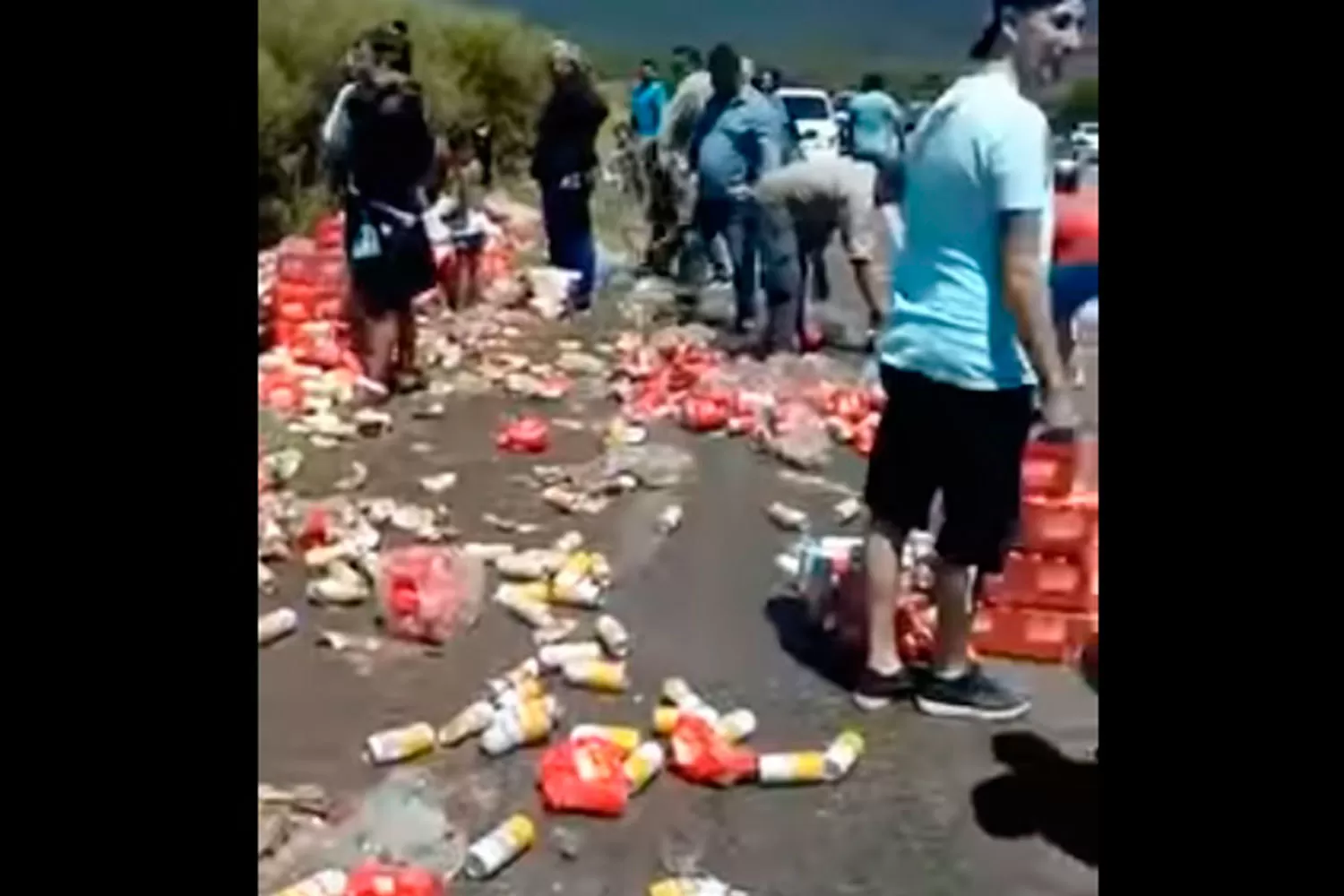 OPORTUNISTAS. Algunas personas aprovecharon el accidente para llevarse algunas latas de cerveza.