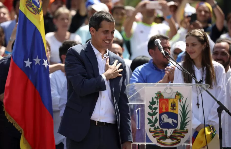 “ESTARÍA FELIZ”. Así lo expresó Guaidó respecto de la posibilidad de que el Pontífice tome cartas en el asunto y ayude a superar la crisis política.  REUTERS 