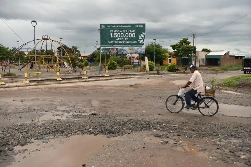 ESCENA EN DELFÍN GALLO. El cartel que anuncia el programa en la comuna. 