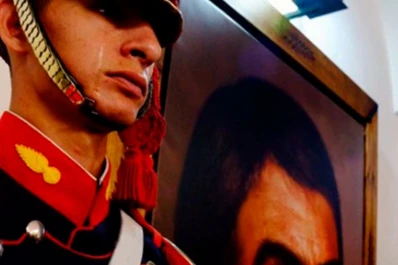 Nos emociona a todos: la historia del granadero que llora frente a un retrato del General San Martín