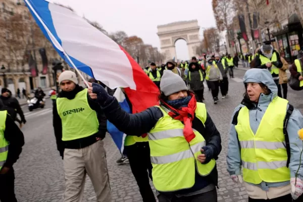 Los 'chalecos amarillos' vuelven a protestar en París