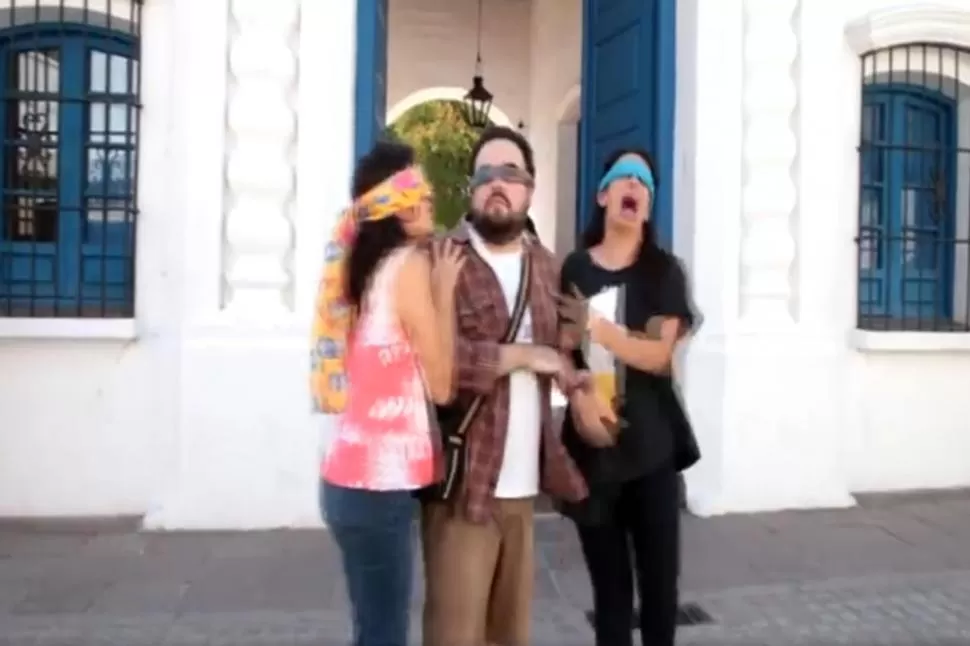 PARODIA. Ana Hynes, Juliana González y Kikin Díaz con los ojos vendados. imagen captura de video
