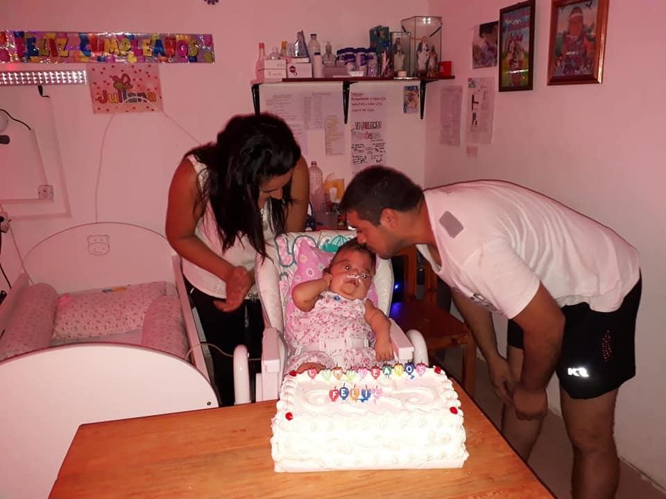 Una mamá estadounidense, unida a una familia tucumana por la enfermedad de sus hijas