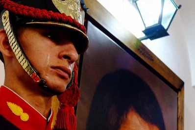 Un granadero lloró de la emoción al ver un retrato del General San Martín
